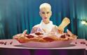 Η Νέα Τάξη Πραγμάτων μας παρουσιάζει την Katy Perry ως ένα κομμάτι… κρέας στο νέο video clip της