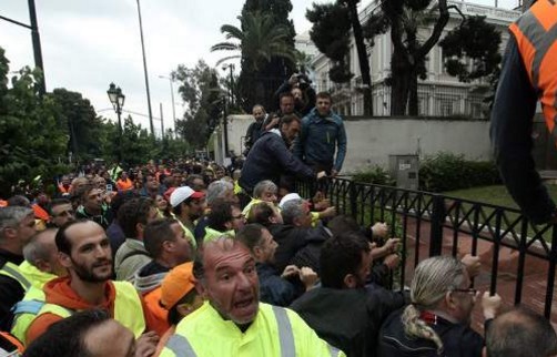 Ενταση στο Διοικητικής Ανασυγκρότησης -βΣυμβασιούχοι ΟΤΑ ξήλωσαν την καγκελόπορτα [photos] - Φωτογραφία 2