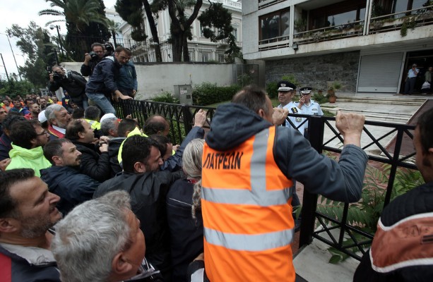 Ενταση στο Διοικητικής Ανασυγκρότησης -βΣυμβασιούχοι ΟΤΑ ξήλωσαν την καγκελόπορτα [photos] - Φωτογραφία 3