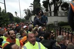 Ενταση στο Διοικητικής Ανασυγκρότησης -βΣυμβασιούχοι ΟΤΑ ξήλωσαν την καγκελόπορτα [photos]