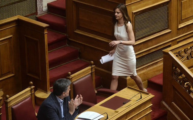 Έκλεψε όλα τα βλέμματα η Αχτσίογλου στη Βουλή: Λευκό φόρεμα, γόβα, τουπέ - Φωτογραφία 4
