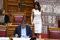 Έκλεψε όλα τα βλέμματα η Αχτσίογλου στη Βουλή: Λευκό φόρεμα, γόβα, τουπέ