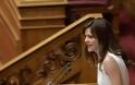 Έκλεψε όλα τα βλέμματα η Αχτσίογλου στη Βουλή: Λευκό φόρεμα, γόβα, τουπέ - Φωτογραφία 3