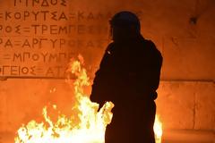 Αναρχικοί έκαψαν το φυλάκιο του Αγνωστου Στρατιώτη