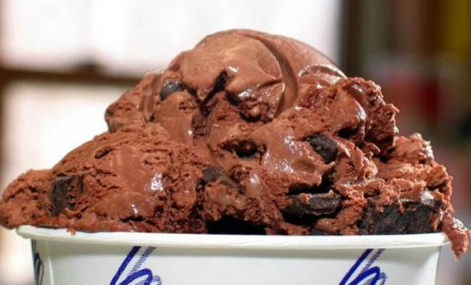Πανεύκολο παγωτό σοκολάτα χωρίς παγωτομηχανή με 4 μόνο υλικά - Φωτογραφία 1