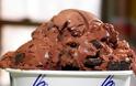 Πανεύκολο παγωτό σοκολάτα χωρίς παγωτομηχανή με 4 μόνο υλικά