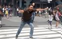 Υπήρχαν Ελληνες  στην Times Square την ώρα του μακελειού: Κατέγραψαν τον τρόμο λίγα λεπτά μετά την επίθεση στην καρδιά της μεγαλούπολης [video] - Φωτογραφία 4