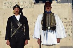 Πόντιοι Εύζωνες σκορπίζουν ρίγη συγκίνησης στην αλλαγή φρουράς στο Σύνταγμα