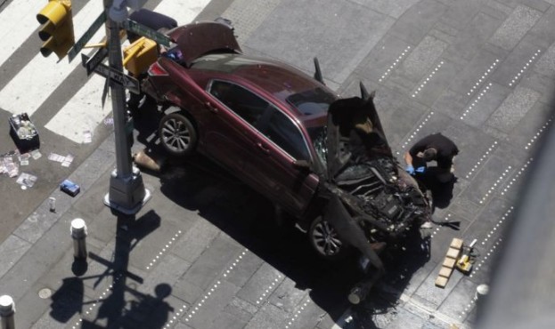 Φωνές άκουγε ο άνθρωπος που έριξε αυτοκίνητο πάνω σε πεζούς στην Times Square - Φωτογραφία 1
