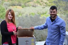 Δύο νέοι πήραν τη μεγάλη απόφαση και έγιναν μελισσοκόμοι: Δείτε πως ξεκίνησαν, και πέτυχαν μέσα στην οικονομική κρίση...