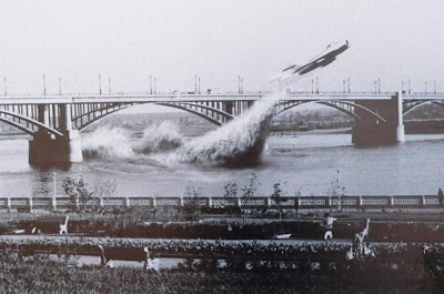 Το MIG περνάει κάτω από τη γέφυρα του ποταμού της Σιβηρίας με ταχύτητα 700 χλμ και ο Σοβιετικός πιλότος προκαλεί δέος, αλλά και την οργή των ανωτέρων του. Ποιοι θεωρούν ότι η φωτογραφία είναι σκηνοθετημένη (vid) - Φωτογραφία 1