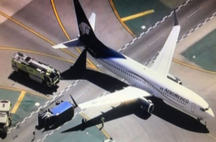 Τρόμος: Αεροσκάφος συγκρούστηκε με φορτηγό! Οκτώ τραυματίες - Φωτογραφία 1