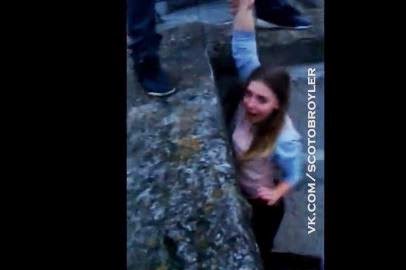 Βίντεο που κόβει την ανάσα: Κοπέλα κρέμεται από ταράτσα, ενώ της κρατάει το χέρι το αγόρι της - Φωτογραφία 1