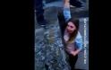 Βίντεο που κόβει την ανάσα: Κοπέλα κρέμεται από ταράτσα, ενώ της κρατάει το χέρι το αγόρι της