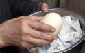 Απίστευτο: Τεράστιο αυγό κότας περιέχει… δυο εκπλήξεις