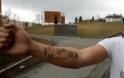 Η ανόητη απόφαση ενός εφήβου - Έκανε στο μπράτσο του τατουάζ μια...[photo]
