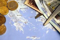 Περικοπές δίχως τέλος για 2 εκατ. συνταξιούχους και επαγγελματίες μετά την ψήφιση του συμπληρωματικού Μνημονίου - Νέες μειώσεις έως και 30%