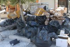Τα σκουπίδια κάνουν πάρτι στην… πλατεία