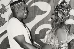 Η Beyonce με τατουάζ χένας στην φουσκωμένη της κοιλιά