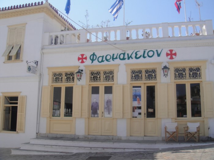 Το πιο ωραίο φαρμακείο της Ελλάδας και ένα από τα ωραιότερα της Ευρώπης λειτουργεί από το 1890 και θυμίζει.. έργο τέχνης! - Φωτογραφία 2