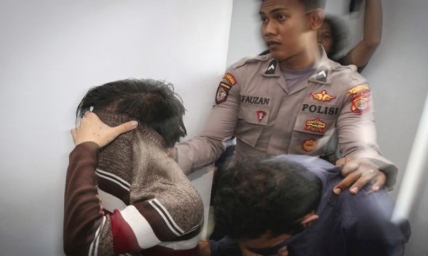 2 άνδρες στην Ινδονησία θα μαστιγωθούν επειδή τους έπιασαν σε ιδιωτικές στιγμές - Φωτογραφία 1