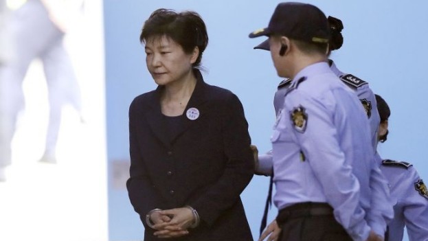 Ενώπιον δικαστηρίου με βαρύ κατηγορητήριο η πρώην πρόεδρος της Νότιας Κορέας - Φωτογραφία 1