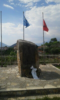 Η «ΜΕΓΑΛΗ ΑΛΒΑΝΙΑ» ΧΤΥΠΗΣΕ: Εξτρεμιστές Αλβανοί έκαψαν ελληνική σημαία και βεβήλωσαν μνημείο της μειονότητας (Εικόνες) - Φωτογραφία 2
