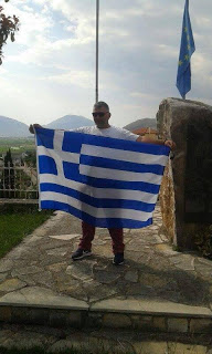 Η «ΜΕΓΑΛΗ ΑΛΒΑΝΙΑ» ΧΤΥΠΗΣΕ: Εξτρεμιστές Αλβανοί έκαψαν ελληνική σημαία και βεβήλωσαν μνημείο της μειονότητας (Εικόνες) - Φωτογραφία 4
