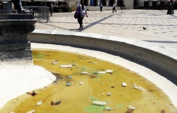 Μπουκάλια, αποτσίγαρα και σκουπίδια στα πιο διάσημα συντριβάνια της Δυτικής Ελλάδας - Εικόνες ντροπής στο κέντρο της Πάτρας - Φωτογραφία 1