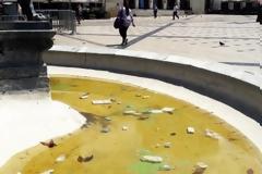 Μπουκάλια, αποτσίγαρα και σκουπίδια στα πιο διάσημα συντριβάνια της Δυτικής Ελλάδας - Εικόνες ντροπής στο κέντρο της Πάτρας
