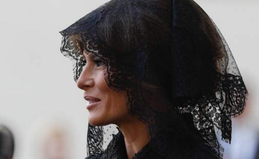 Γιατί η Μελάνια Τραμπ πήγε στο Βατικανό φορώντας δαντελένιο μαντίλι στο κεφάλι [photos] - Φωτογραφία 1