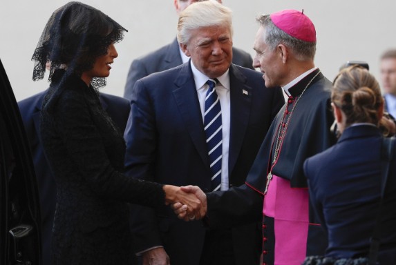 Γιατί η Μελάνια Τραμπ πήγε στο Βατικανό φορώντας δαντελένιο μαντίλι στο κεφάλι [photos] - Φωτογραφία 3
