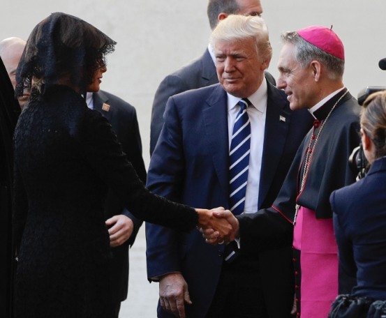 Γιατί η Μελάνια Τραμπ πήγε στο Βατικανό φορώντας δαντελένιο μαντίλι στο κεφάλι [photos] - Φωτογραφία 4