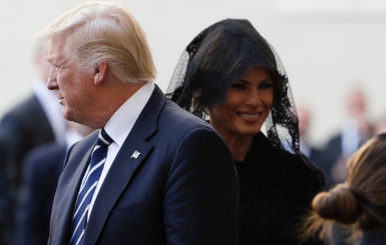 Γιατί η Μελάνια Τραμπ πήγε στο Βατικανό φορώντας δαντελένιο μαντίλι στο κεφάλι [photos] - Φωτογραφία 6