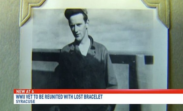 ΔΕΝ ΥΠΑΡΧΕΙ: Βετεράνος του Β’ Παγκοσμίου Πολέμου βρήκε 73 χρόνια μετά το βραχιόλι που φορούσε! - Φωτογραφία 2