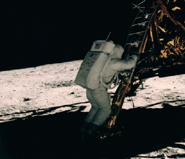 Εσείς ξέρετε ποιος τράβηξε τις πρώτες σεληνιακές φωτογραφίες το 1969; - Φωτογραφία 7