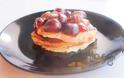 Η συνταγή της Ημέρας: Pancakes με πραλίνα φουντουκιού και κεράσια