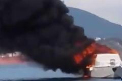 Θαλαμηγός πήρε φωτιά και βυθίστηκε στο Πέραμα