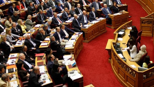 Χαμός στη Βουλή: Ωραίο στυλ έχεις μωρη... - Απίστευτες εκφράσεις από βουλευτή του ΣΥΡΙΖΑ σε συνάδελφό του - Φωτογραφία 1