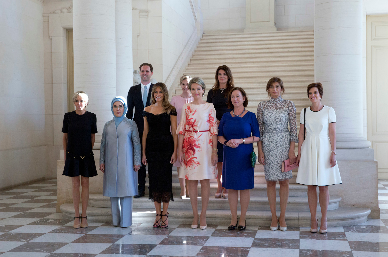 Η ΑΠΟΛΥΤΗ ΞΕΦΤΙΛΑ!!!!!!!!!!!!!!!Σύνοδος ΝΑΤΟ: Εννιά Πρώτες Κυρίες και ένας Πρώτος Κύριος -Ο σύζυγος του Πρωθυπουργού του Λουξεμβούργου [εικόνα] - Φωτογραφία 2