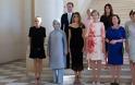Η ΑΠΟΛΥΤΗ ΞΕΦΤΙΛΑ!!!!!!!!!!!!!!!Σύνοδος ΝΑΤΟ: Εννιά Πρώτες Κυρίες και ένας Πρώτος Κύριος -Ο σύζυγος του Πρωθυπουργού του Λουξεμβούργου [εικόνα] - Φωτογραφία 1
