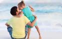 Οι μπαμπάδες αντιδρούν πιο ευαίσθητα στις κόρες τους από ό,τι στους γιους τους