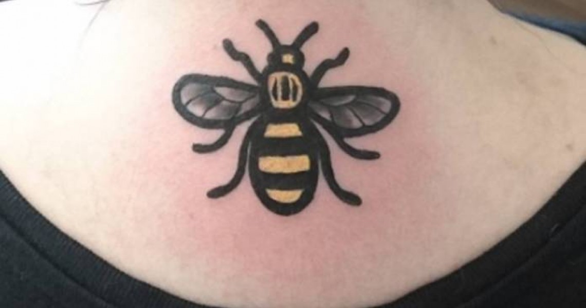 Συγκινητικό: Οι κάτοικοι του Μάντσεστερ κάνουν τατουάζ μια μέλισσα - Δείτε τη συμβολίζει... [photos] - Φωτογραφία 1