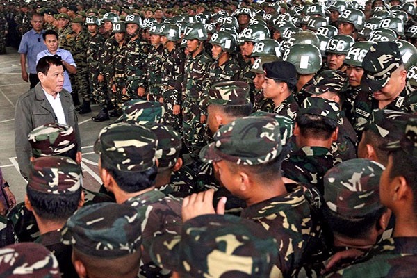 Πρόεδρος Φιλιππίνων σε στρατιώτες: Βιάστε τρεις γυναίκες, αναλαμβάνω την ευθύνη - Φωτογραφία 1