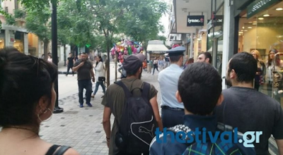 Επέμβαση της Αστυνομίας στην πορεία του Gay Pride στη Θεσσαλονίκη: Το πλήθος πήγε να τον λιντσάρει γιατί δεν υπάκουσε στην πολιτική ορθότητα που επιτάσσει η ΝΤΠ (βίντεο) - Φωτογραφία 1