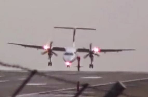 ΤΡΟΜΟΣ σε προσγείωση αεροσκάφους εξαιτίας των ανέμων [video] - Φωτογραφία 1