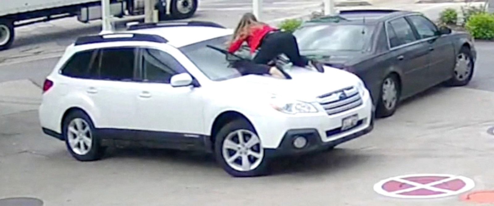 Δείτε γιατί αυτή η γυναίκα πήδηξε στο παρμπρίζ του αυτοκινήτου - Φωτογραφία 1
