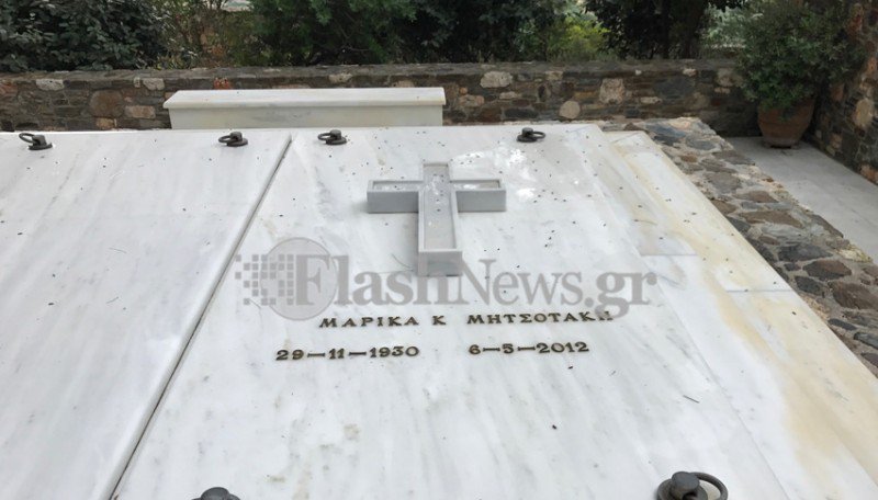 Δίπλα στην αγαπημένη σύζυγο του θα ταφεί ο Κωνσταντίνος Μητσοτάκης - Δείτε εικόνες από το νεκροταφείο - Φωτογραφία 5