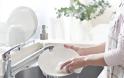 Το πανέξυπνο κόλπο για να καθαρίσεις επίμονα λίπη από τα πιάτα