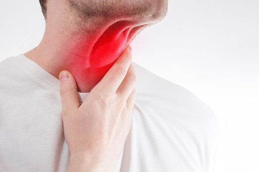 Καρκίνος στον λαιμό: Προσοχή στα «αθώα» συμπτώματα – Αίτια και παράγοντες κινδύνου - Φωτογραφία 1